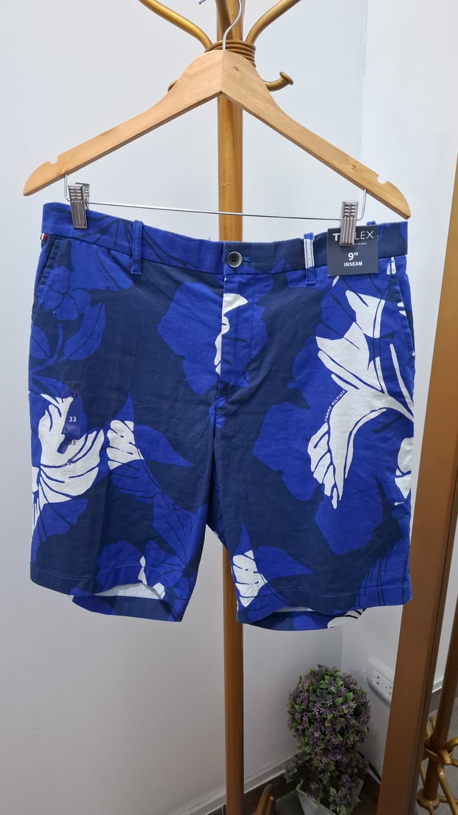 SHORT TOMMY HILFIGER ESTAMPADO COLOR AZUL, CELESTE Y BLANCO - TALLA 33