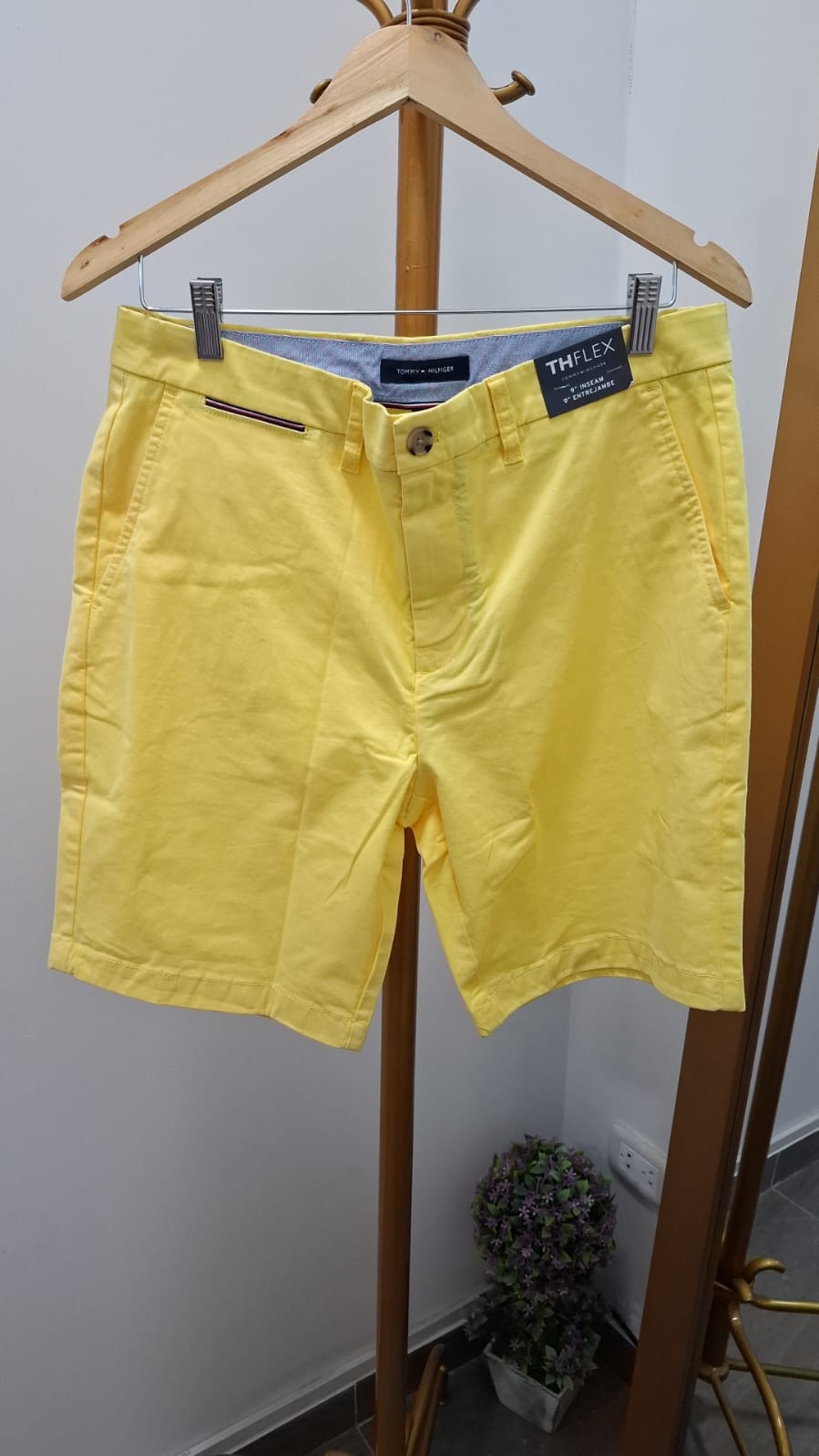 SHORT TOMMY HILFIGER COLOR AMARILLO - TALLA 32