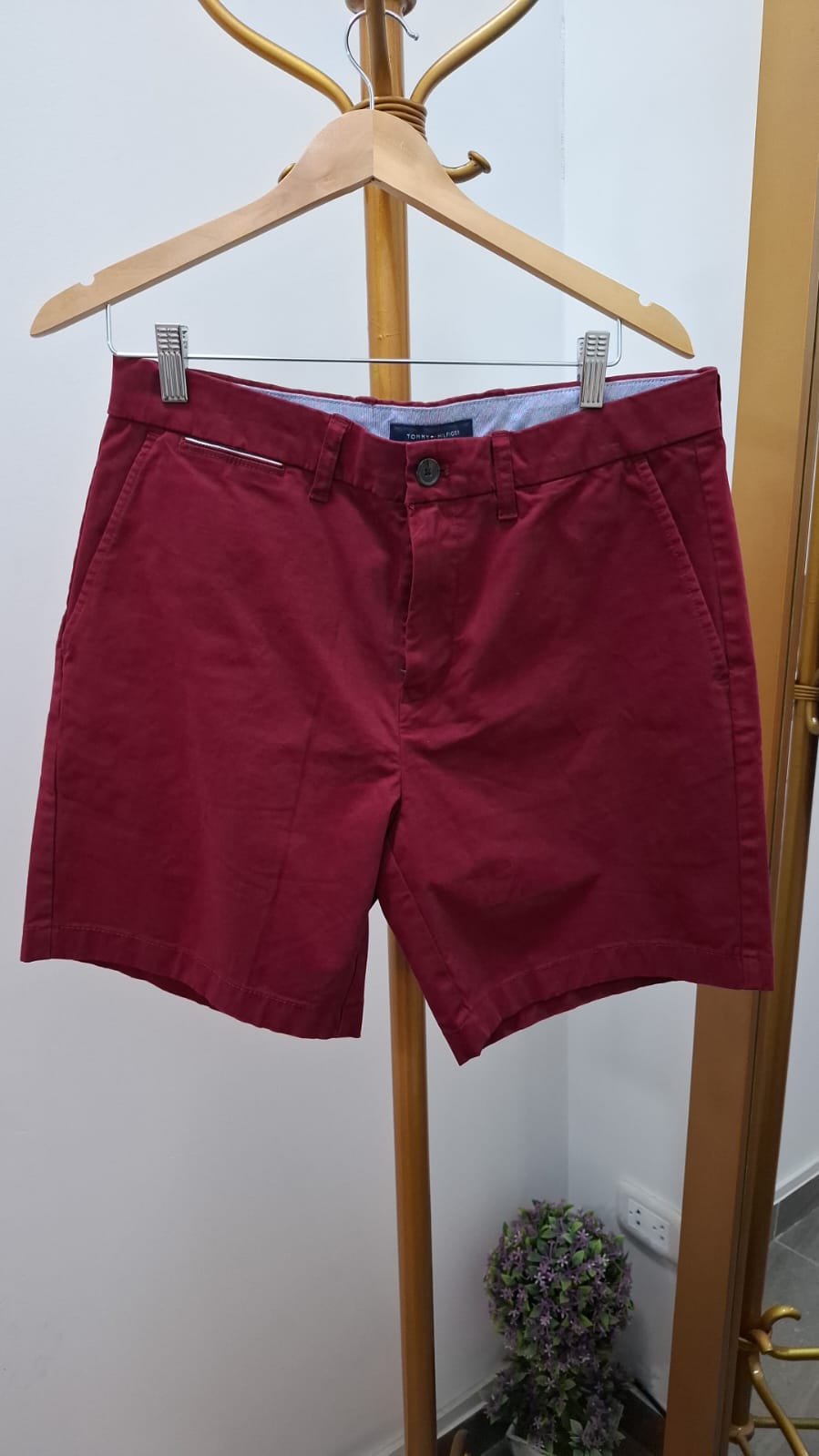 SHORT TOMMY HILFIGER COLOR VINO - TALLA 32