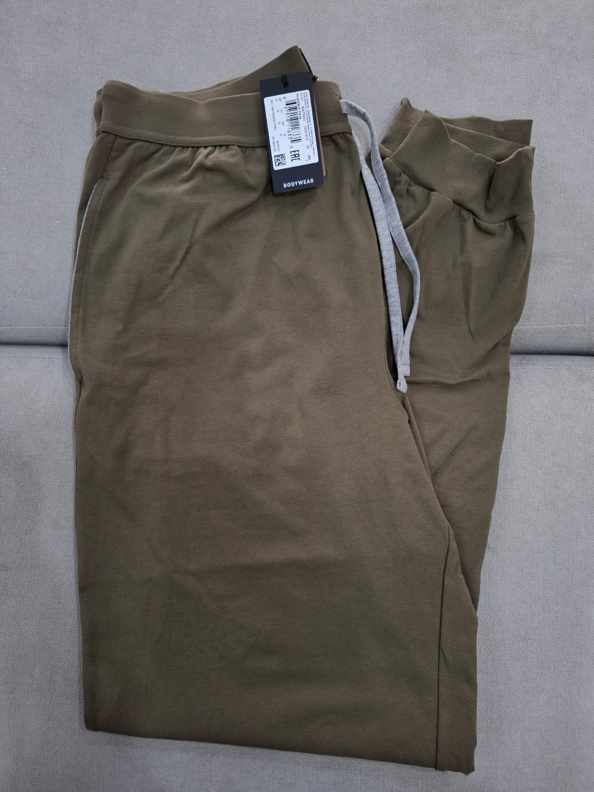 JOGGER HUGO BOSS COLOR VERDE MILITAR - TALLA L