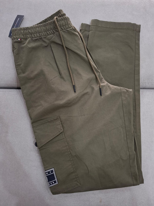 PANTALON TIPO CARGO TOMMY HILFIGER COLOR VERDE MILITAR - TALLA M