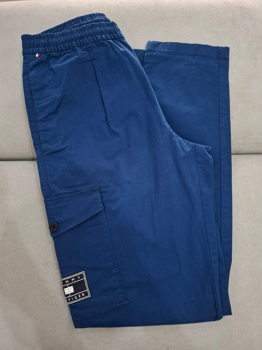 PANTALON TIPO CARGO TOMMY HILFIGER COLOR AZUL MARINO - TALLA M