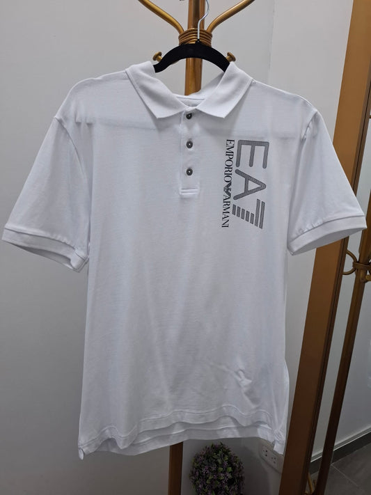 POLO CUELLO CAMISA EMPORIO ARMANI COLOR BLANCO CON LOGO NEGRO EN LA PARTE SUPERIOR - TALLA L