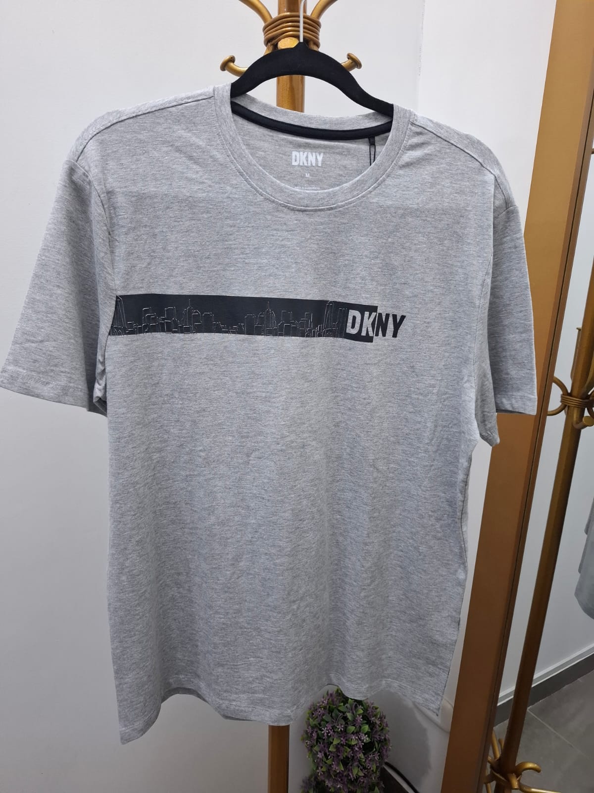 POLO DKNY COLOR GRIS CON ESTAMPADO DE CIUDAD EN EL PECHO - TALLA M