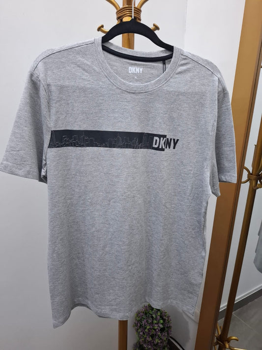 POLO DKNY COLOR GRIS CON ESTAMPADO DE CIUDAD EN EL PECHO - TALLA L