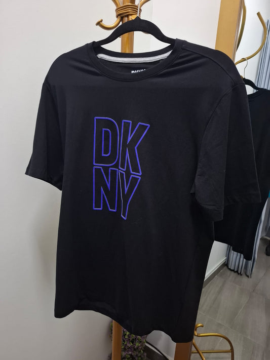 POLO DKNY COLOR NEGRO CON LOGO MORADO EN EL PECHO - TALLA M