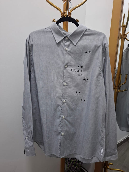 CAMISA MANGA LARGA ARMANI EXCHANGE COLOR GRIS CON LOGO EN NEGRO - TALLA L