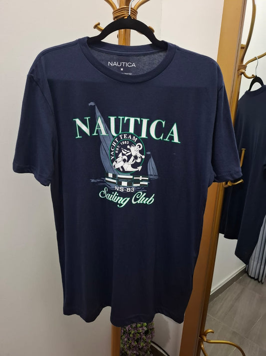 POLO NAUTICA COLOR AZUL NOCHE CON ESTAMPADO DE VELERO Y LOGO EN BLANCO Y VERDE - TALLA M