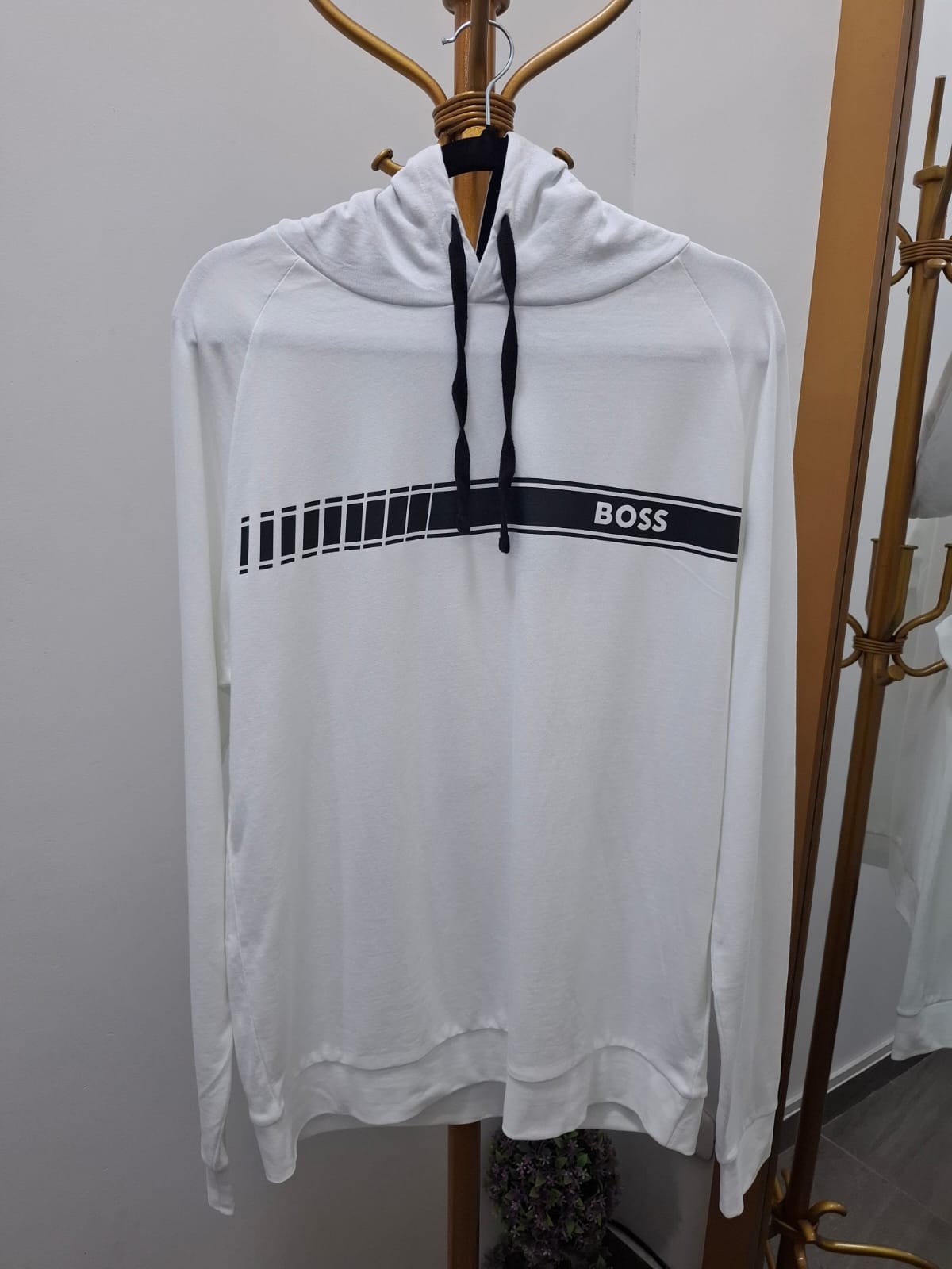 POLERA DELGADA HUGO BOSS COLOR BLANCO CON CAPUCHA Y LOGO NEGRO - TALLA M