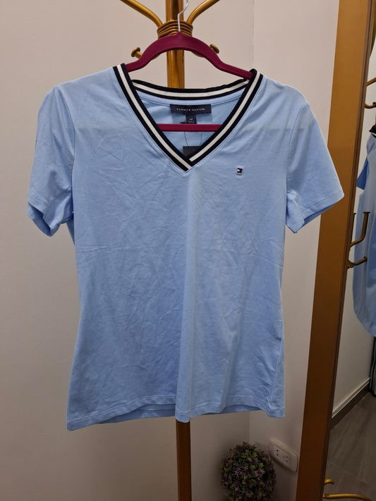 POLO DE MUJER TOMMY HILFIGER COLOR CELESTE CON RAYAS EN EL CUELLO - TALLA S