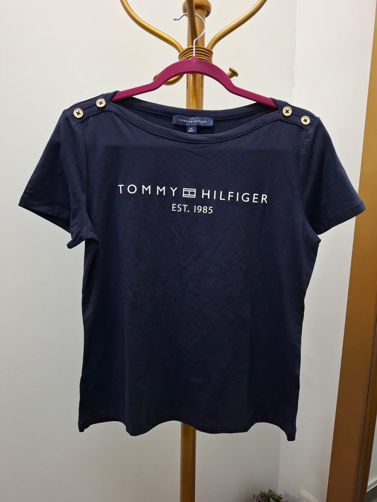 POLO DE MUJER TOMMY HILFIGER COLOR AZUL NOCHE CON DETALLE DE BOTONES EN LAS MANGAS - TALLA S