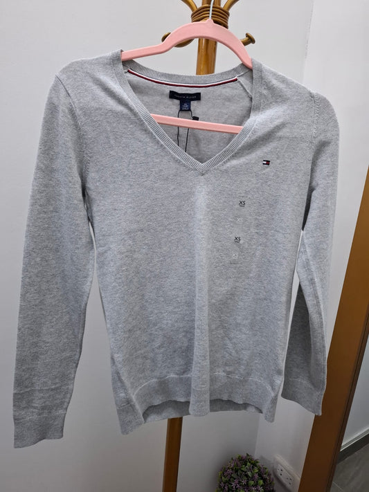 CHOMPA DE MUJER TOMMY HILFIGER DE HILO COLOR GRIS - TALLA XS