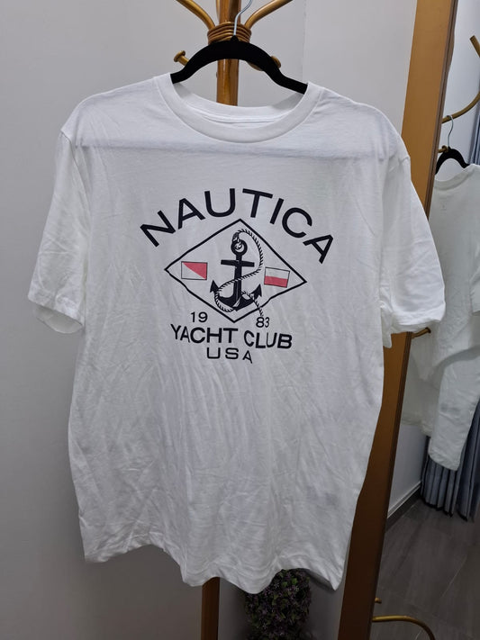 POLO NAUTICA COLOR BLANCO CON DISEÑO DE ANCLA Y LOGO EN EL PECHO - TALLA M