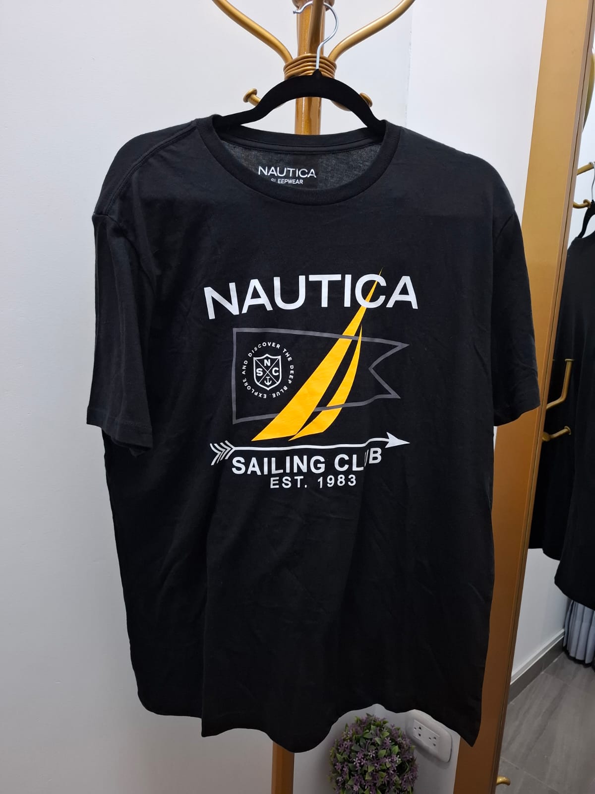 POLO NAUTICA COLOR NEGRO CON DISEÑO DE VELERO Y LOGO EN EL PECHO - TALLA M