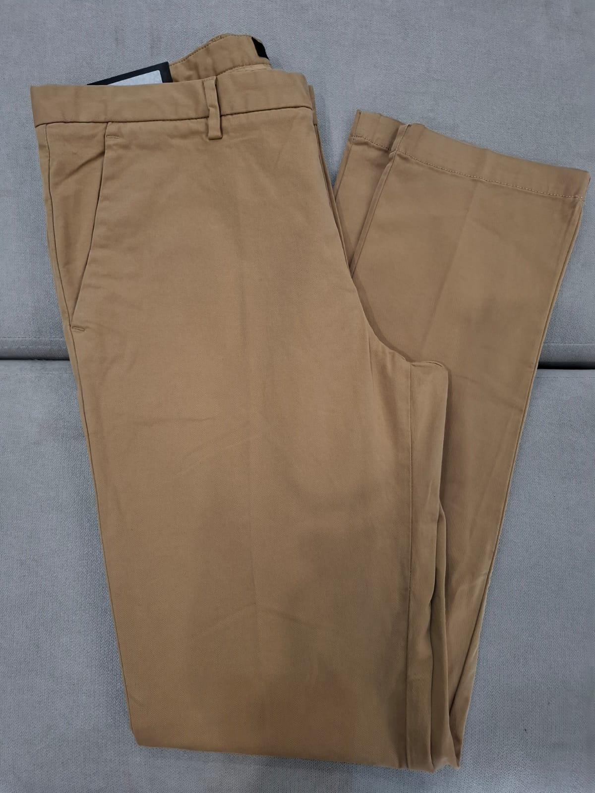 PANTALON HUGO BOSS COLOR BEIGE - TALLA 32