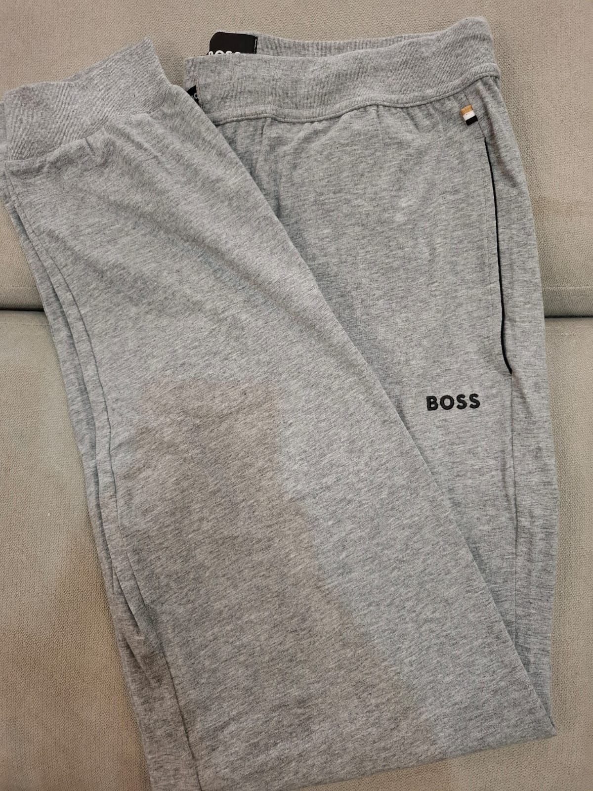 JOGGER HUGO BOSS COLOR GRIS JASPEADO - TALLA M