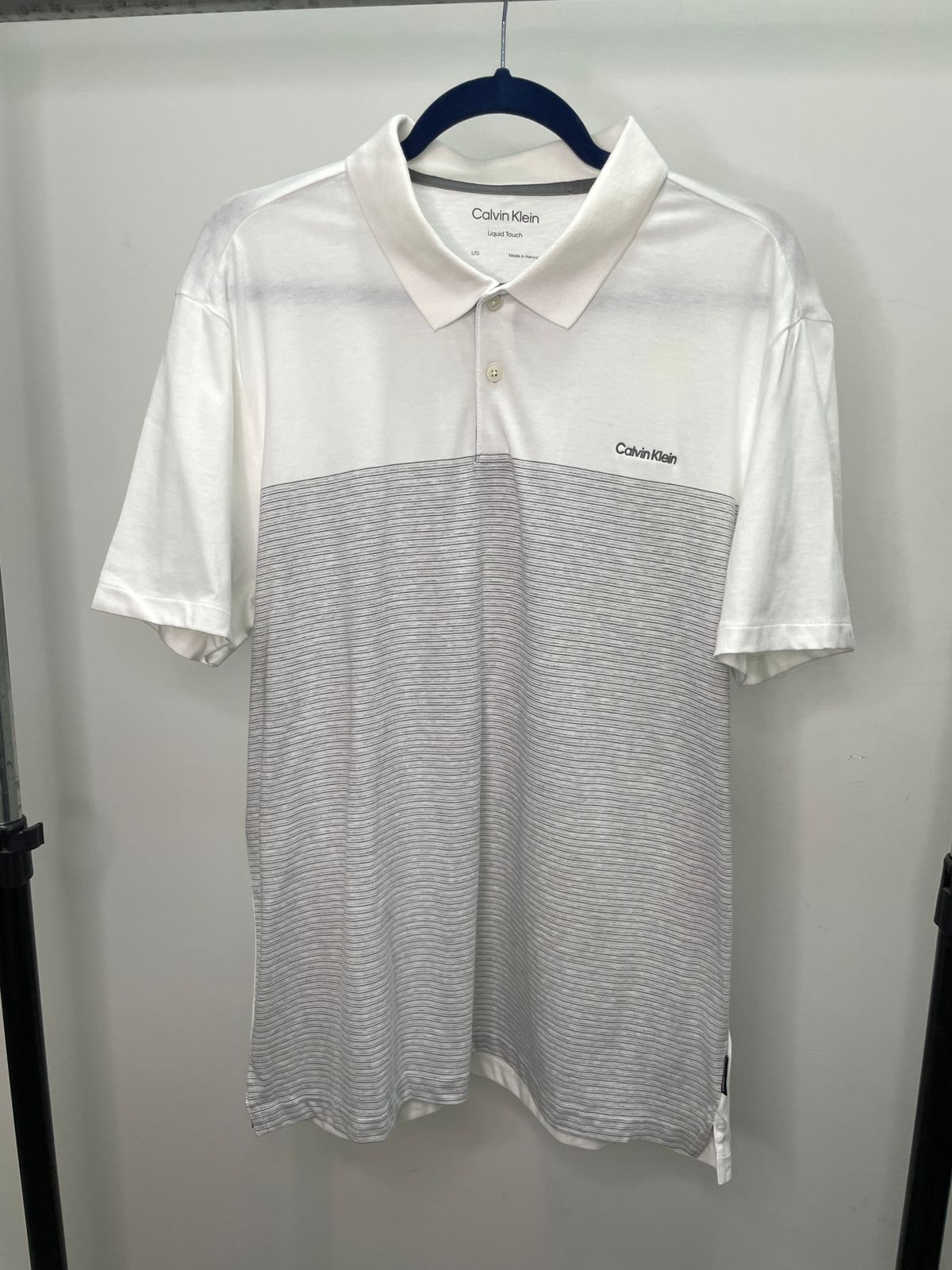 POLO CUELLO CAMISA CALVIN KLEIN COLOR BLANCO CON RAYAS GRISES - TALLA L