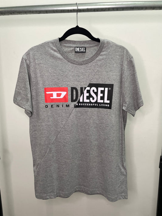 POLO DIESEL COLOR GRIS CON LOGO EN EL PECHO - TALLA M