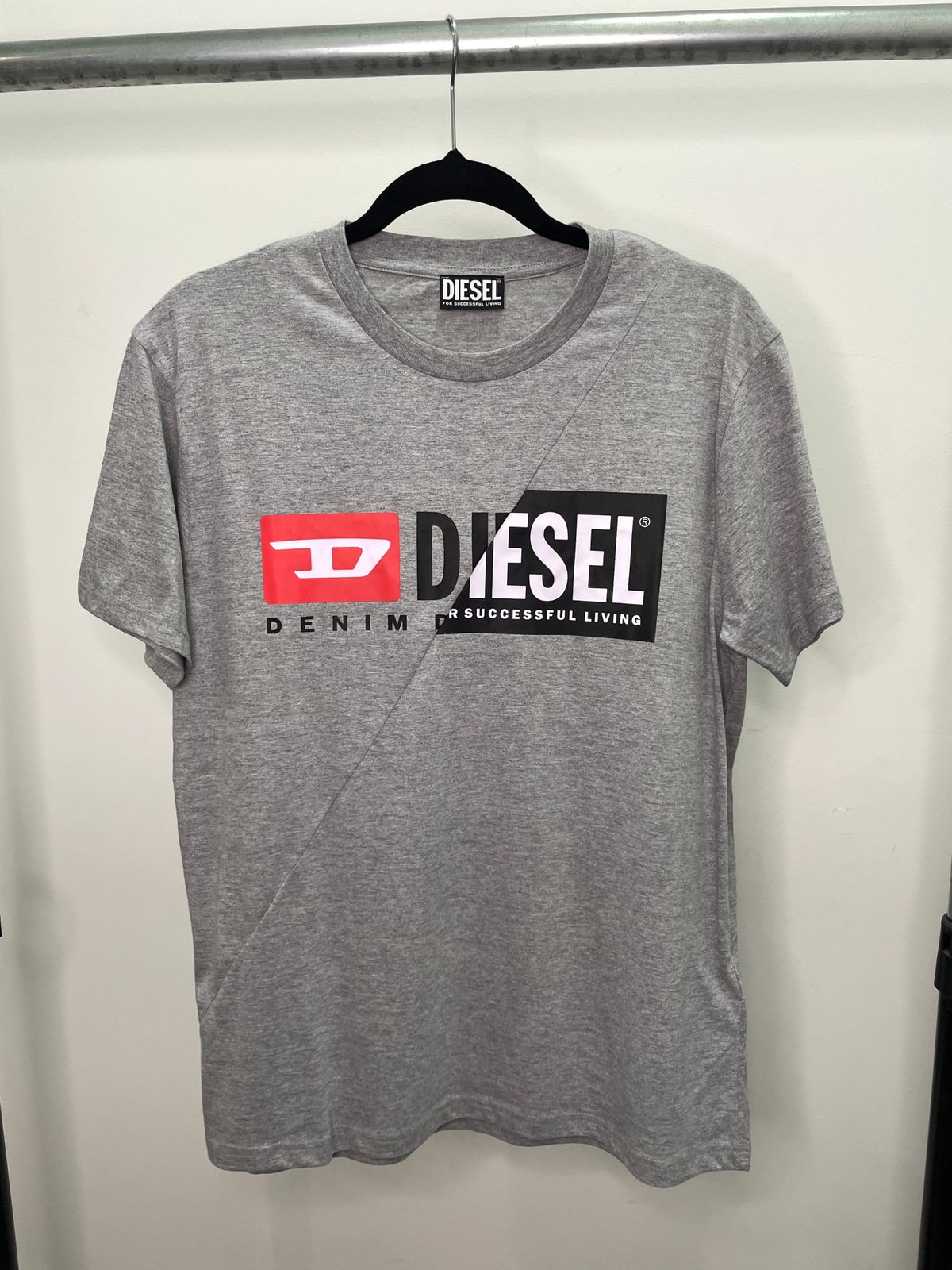 POLO DIESEL COLOR GRIS CON LOGO EN EL PECHO - TALLA L