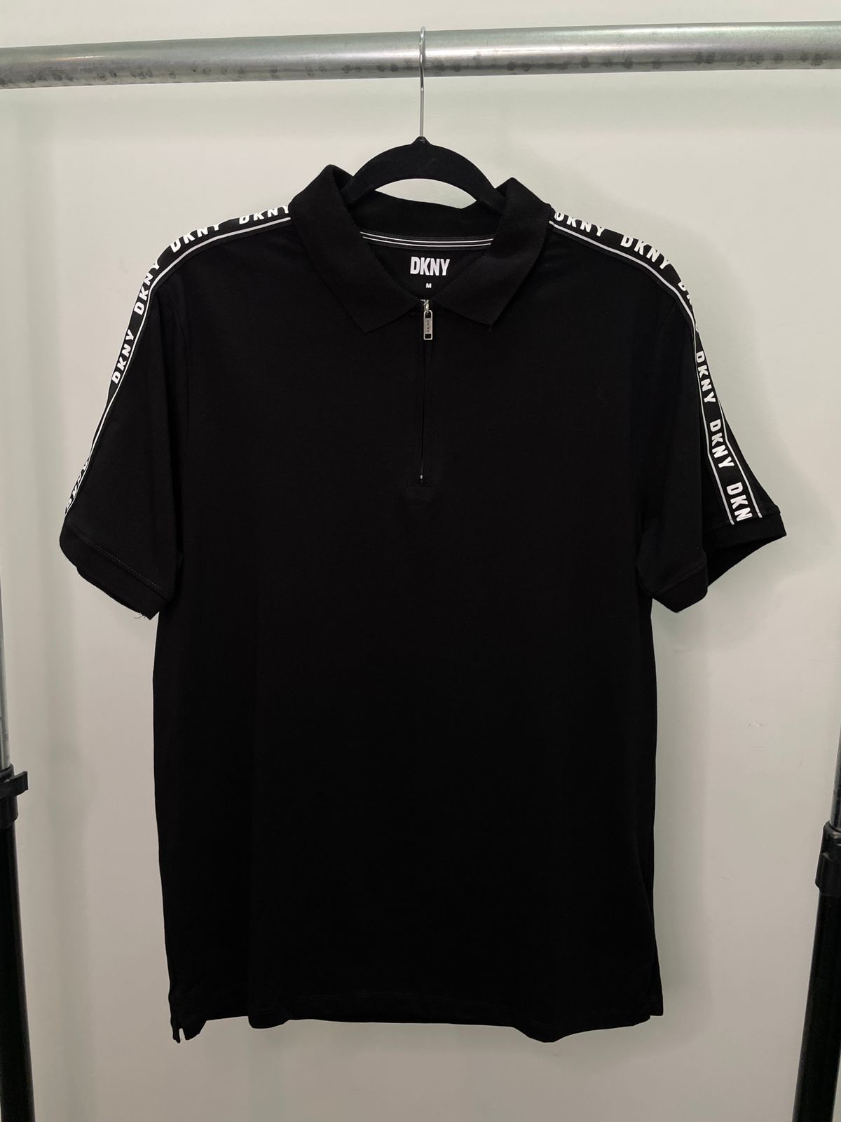 POLO CUELLO CAMISA DKNY COLOR NEGRO CON CIERRE - TALLA M