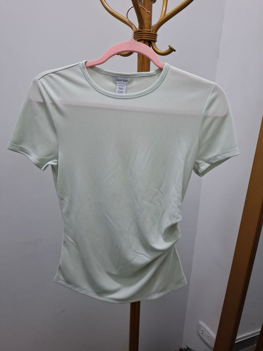 POLO MANGA CORTA CALVIN KLEIN CON ENCARRUJADO AL COSTADO COLOR VERDE AGUA - TALLA XS