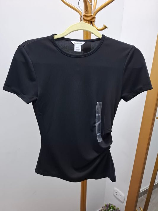 POLO MANGA CORTA CALVIN KLEIN CON ENCARRUJADO AL COSTADO COLOR NEGRO - TALLA XS