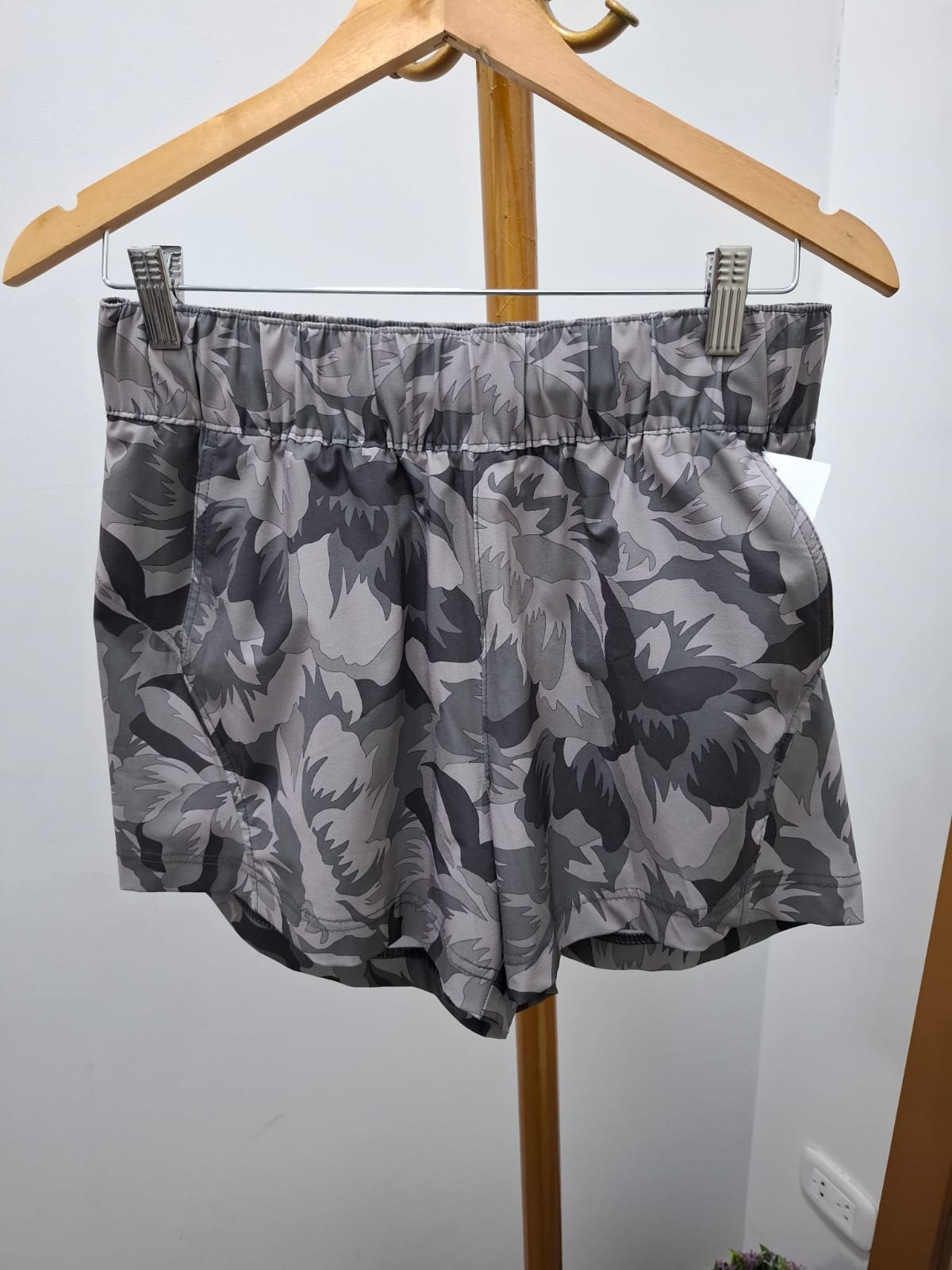 SHORT DEPORTIVO COLUMBIA CON ESTAMPADO FLOREADO NEGRO Y GRIS - TALLA S