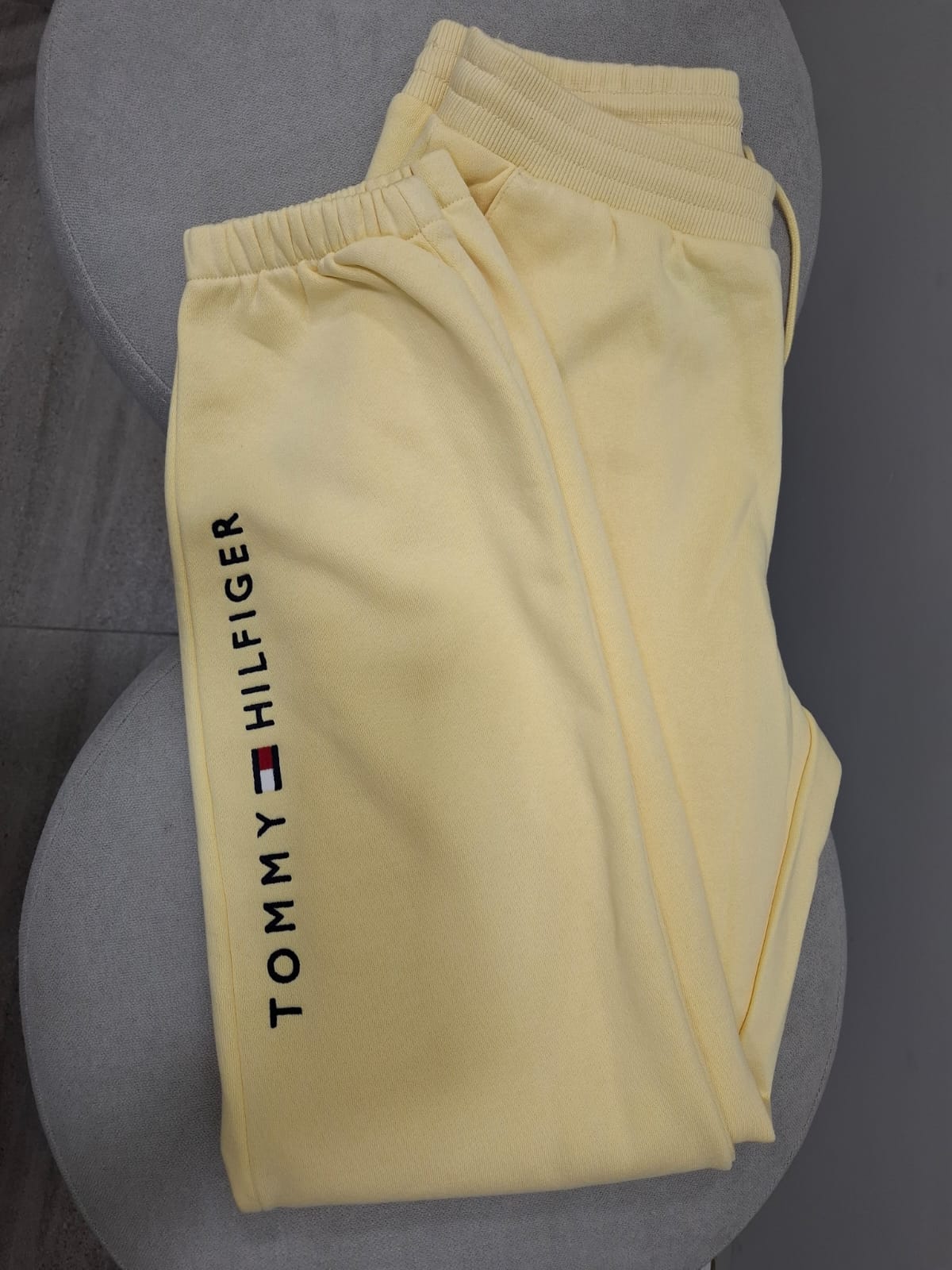 JOGGER DE MUJER TOMMY HILFIGER COLOR AMARILLO PATITO - TALLA XS