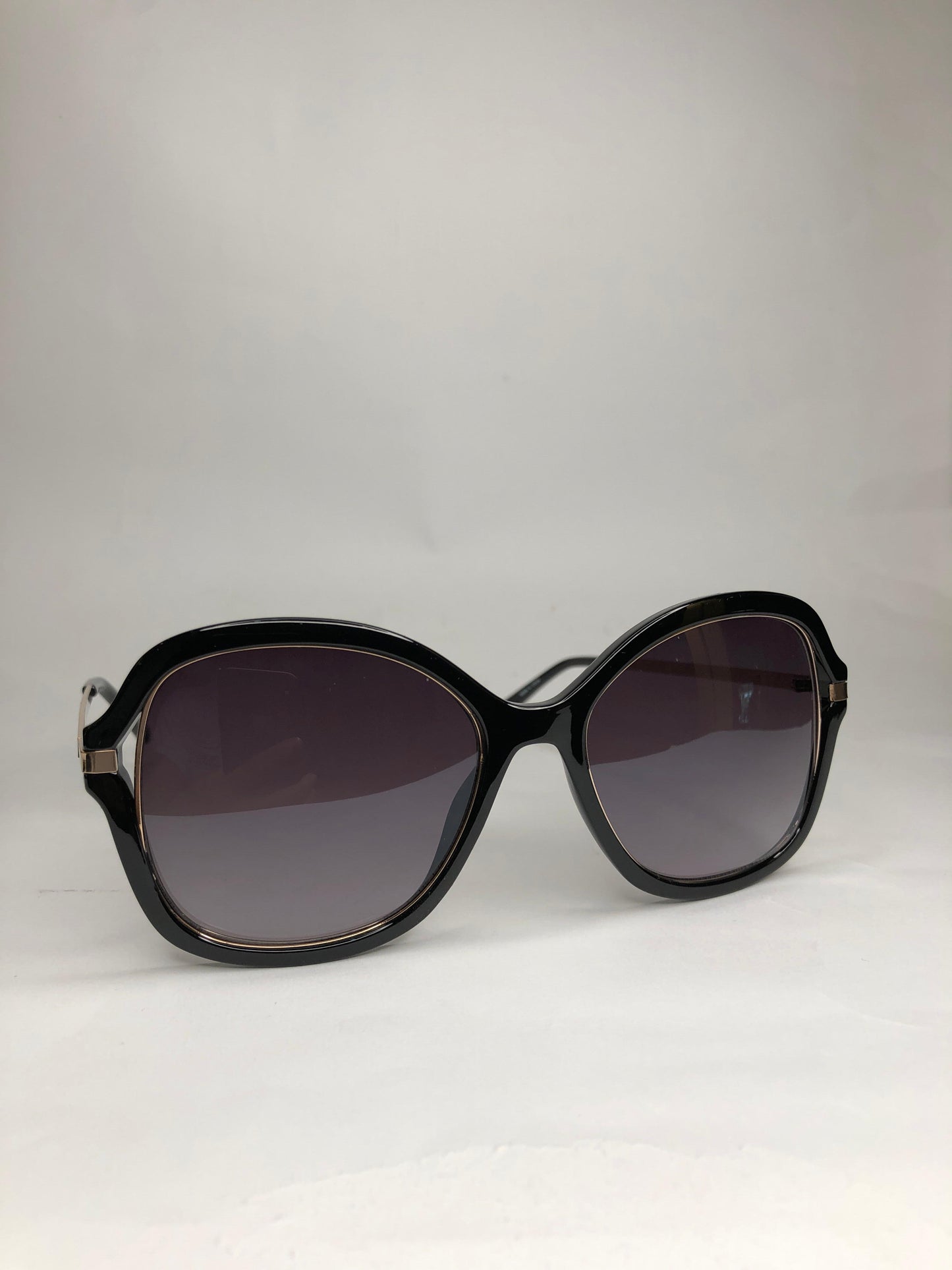 LENTES DE SOL DE MUJER GUESS COLOR NEFRO CON CON DETALLES EN DORADO