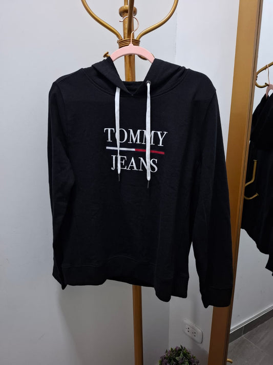 POLERA DE MUJER TOMMY JEANS COLOR NEGRO CON LOGO EN EL PECHO - TALLA S