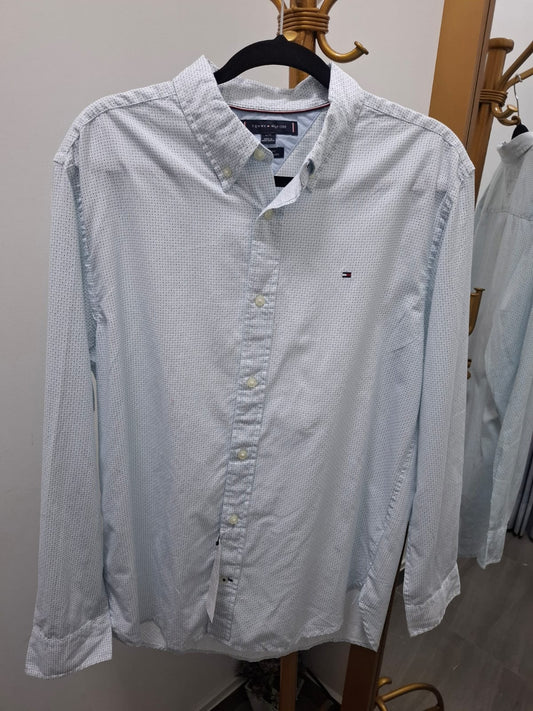 CAMISA MANGA LARGA TOMMY HILFIGER BLANCA CON PUNTOS CELESTES - TALLA L