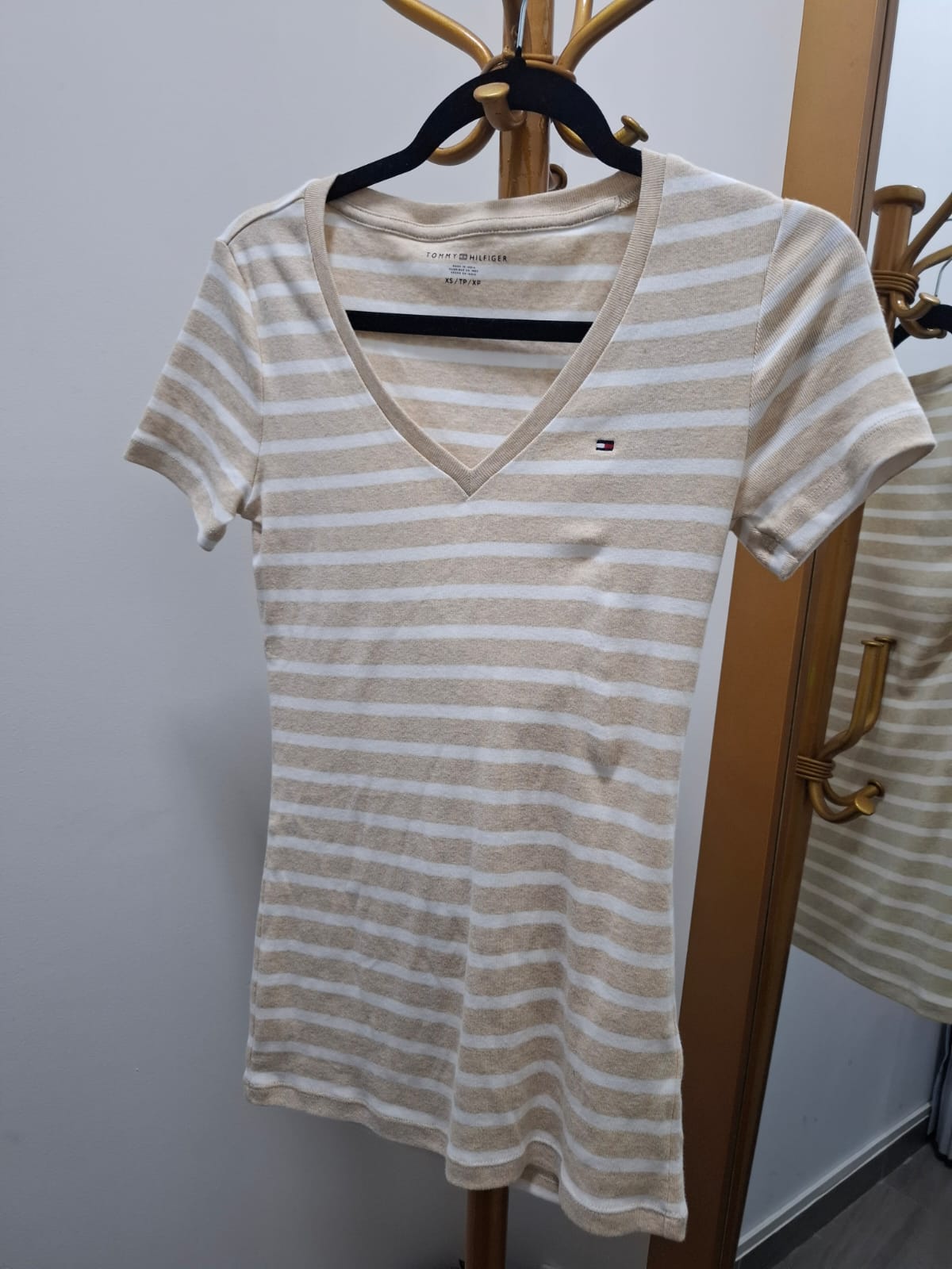 POLO DE MUJER TOMMY HILFIGER A RAYAS BEIGE Y BLANCAS - TALLA XS