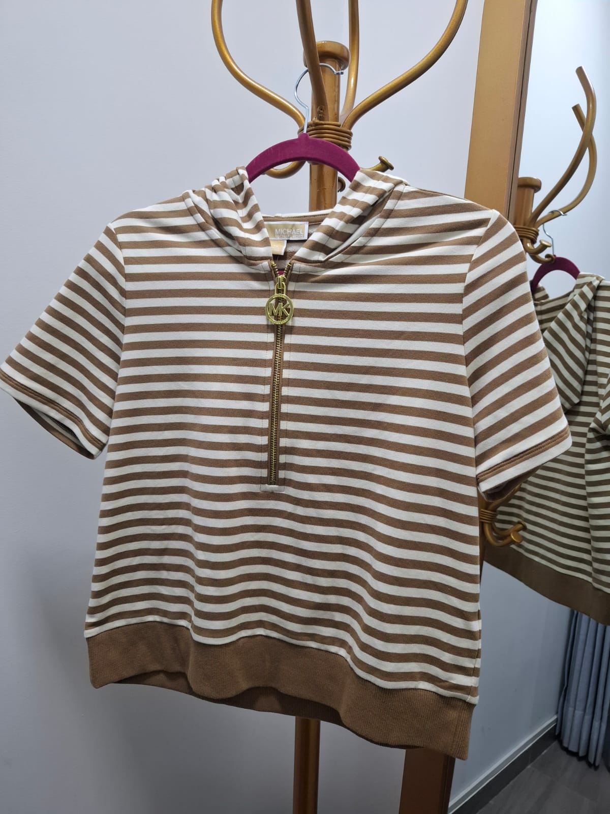 POLO CON CAPUCHA DE MICHAEL KORS A RAYAS BEIGE Y BLANCAS - TALLA XS