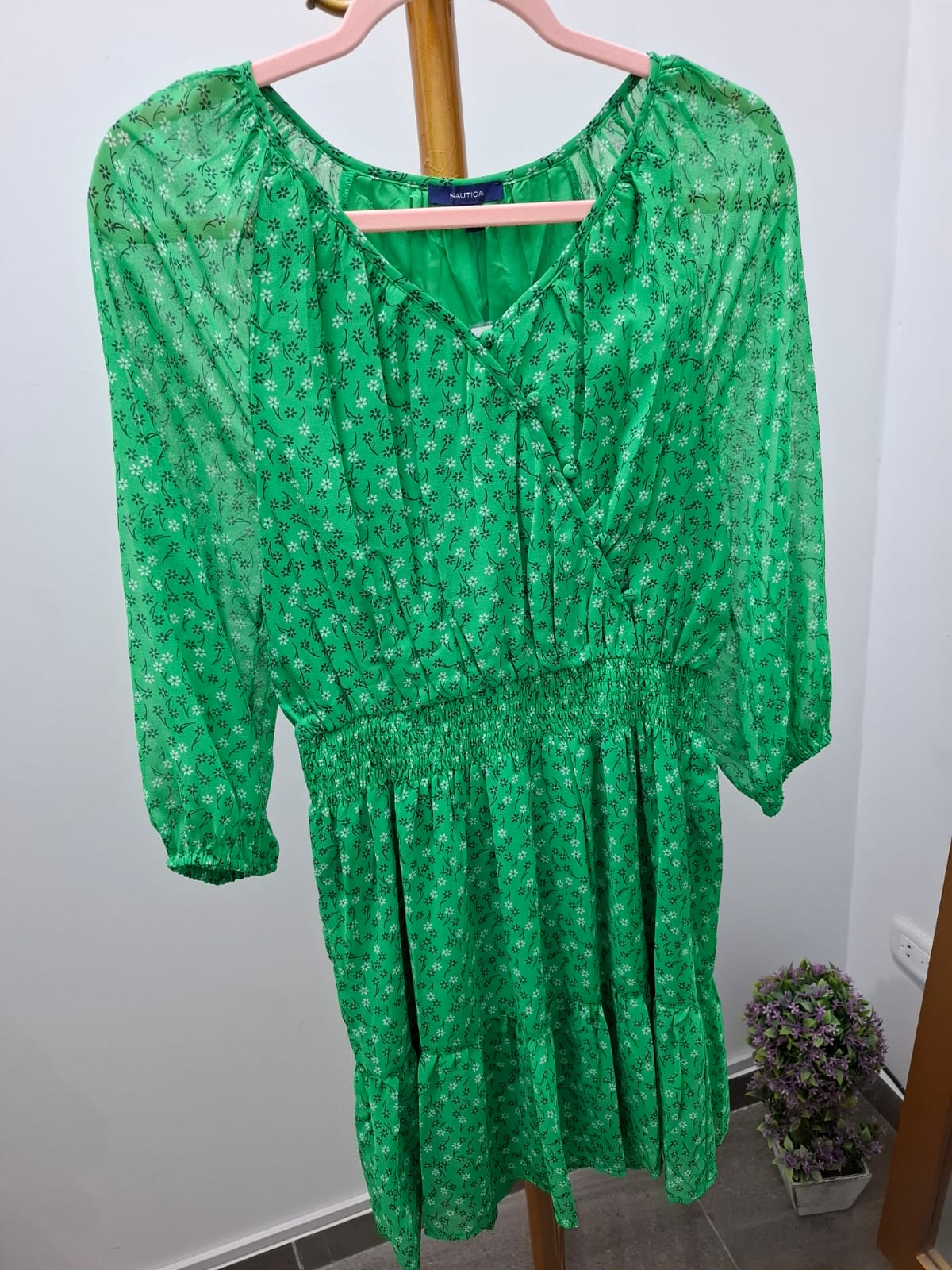 VESTIDO DE GASA NAUTICA COLOR VERDE CON ESTAMPADO DE FLORES BLANCAS - TALLA S