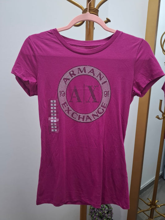 POLO PARA MUJER ARMANI EXCHANGE COLOR FUCSIA CON LOGO EN PEDRERIA - TALLA S