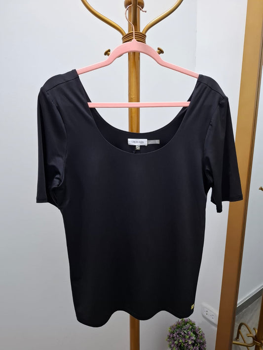 BLUSA CALVIN KLEIN COLOR NEGRO CON ESCOTE REDONDO - TALLA M