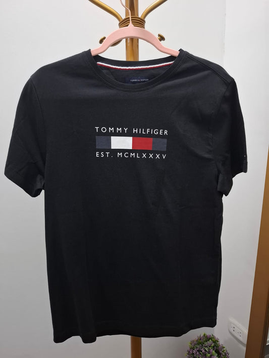 POLO DE MUJER TOMMY HILFIGER COLOR NEGRO CON LOGO EN EL PECHO - TALLA S