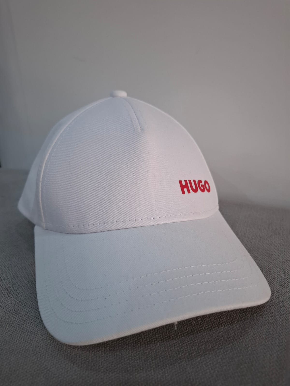 GORRA HUGO BOSS COLOR BLANCO CON EL LOGO EN ROJO EN LA PARTE IZQUIERDA