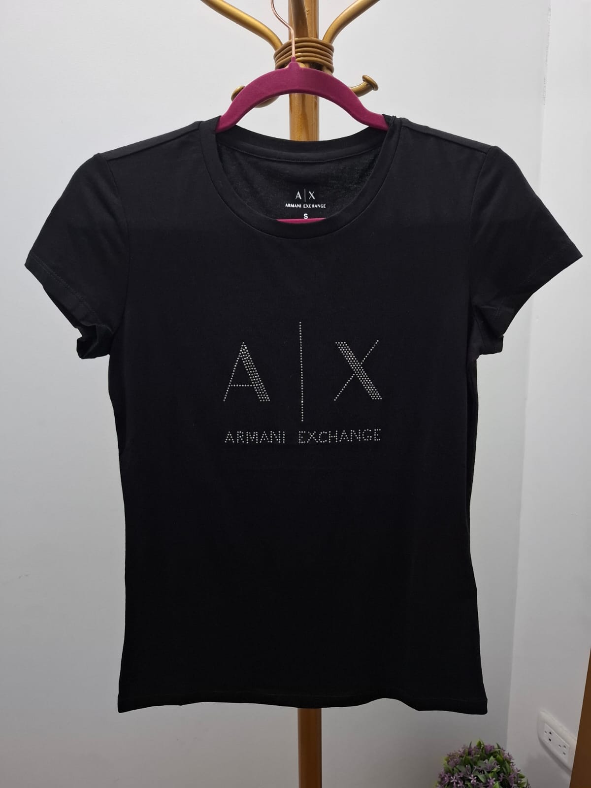 POLO DE MUJER ARMANI EXCHANGE COLOR NEGRO CON LOGO EN PEDRERIA - TALLA S