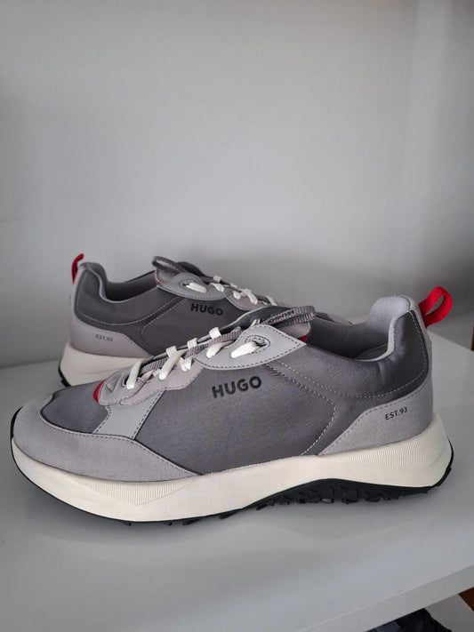 ZAPATILLAS HUGO BOSS PLOMAS CON GRIS Y SUELA BLANCA - TALLA 42