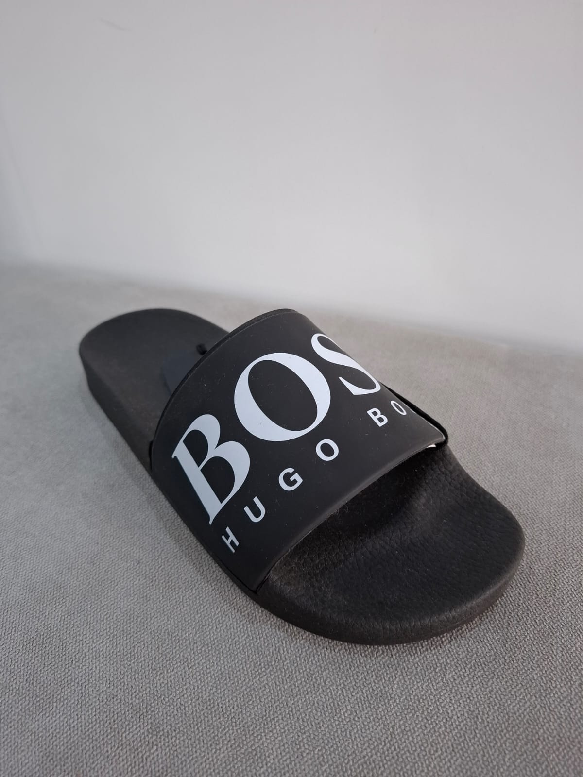 SANDALIAS HUGO BOSS COLOR NEGRO CON LOGO EN BLANCO - TALLA 39