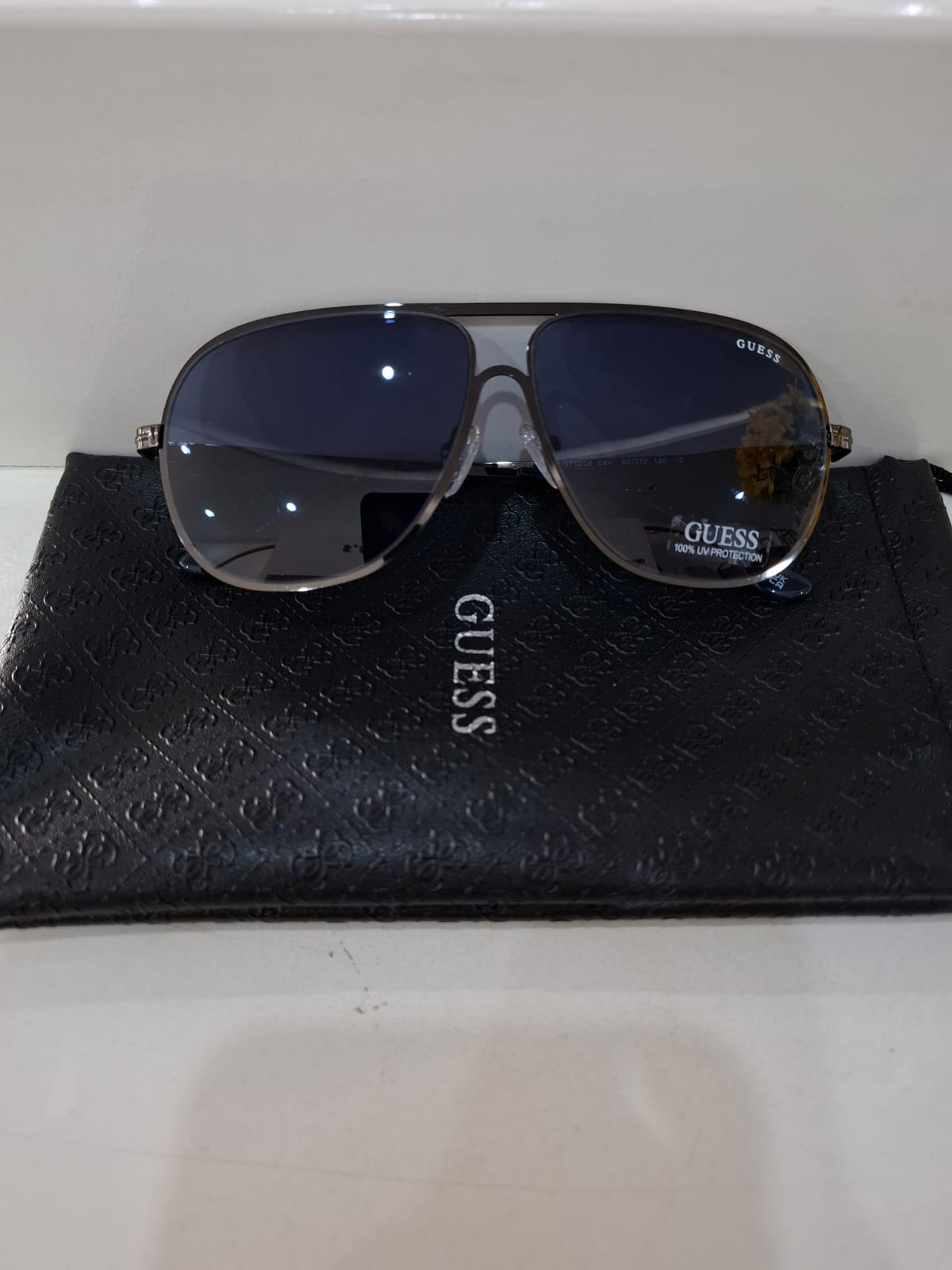 LENTES DE SOL HOMBRE GUESS NEGROS CON BORDES PLATINADOS