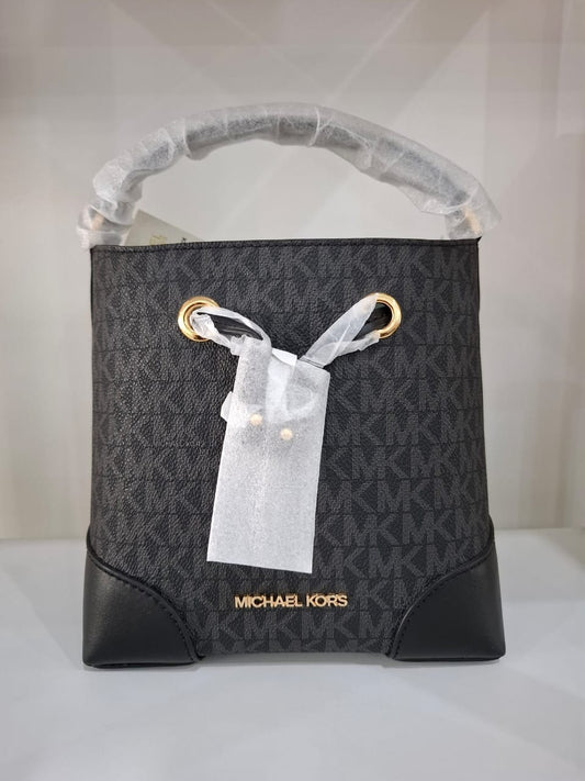 BOLSO PEQUEÑO MICHAEL KORS EN COLOR NEGRO CON DETALLE DORADOS