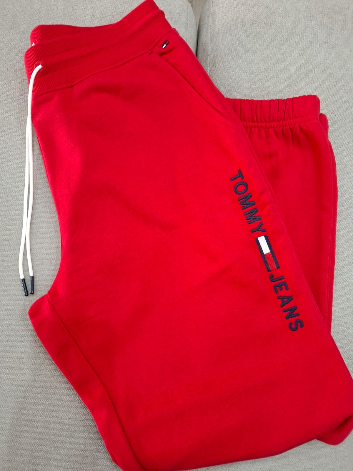 JOGGER DE MUJER TOMMY JEANS COLOR ROJO CON LOGO EN LA PIERNA - TALLA M