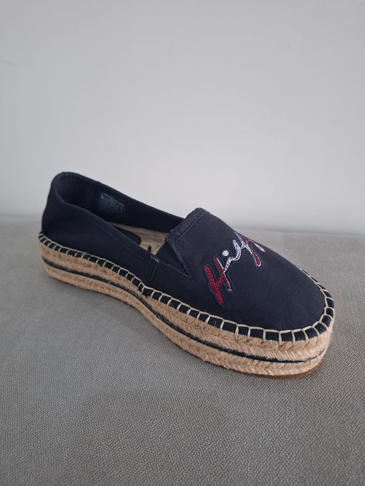 APARGATAS TOMMY HILFIGER PARA MUJER CON DISEÑO TEJIDO COLOR AZUL Y BEIGE - TALLA 37