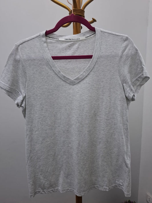 POLO DE MUJER CUELLO V CALVIN KLEIN PERFORMANCE COLOR PLOMO - TALLA M