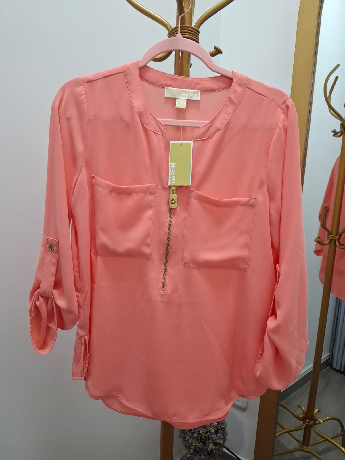 BLUSA DE GASA MICHAEL KORS COLOR SALMON CON CIERRE - TALLA S