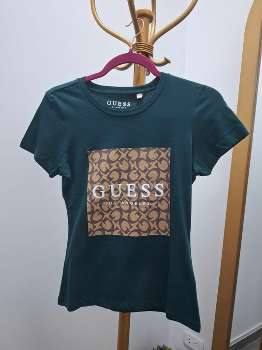 POLO DE MUJER GUESS COLOR VERDE OSCURO CON EL LOGRO EN BLANCO Y BEIGE - TALLA S