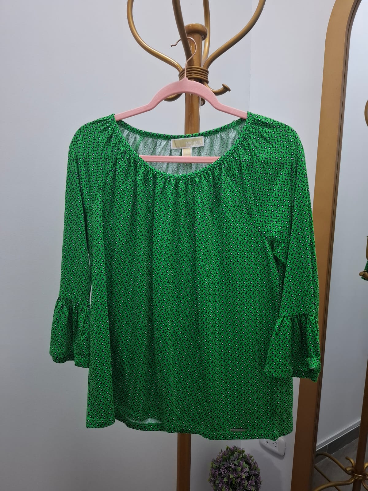 BLUSA MICHAEL KORS CON BLONDAS EN LOS PUÑOS COLOR VERDE Y PUNTOS BLANCOSNY NEGROS - TALLA S