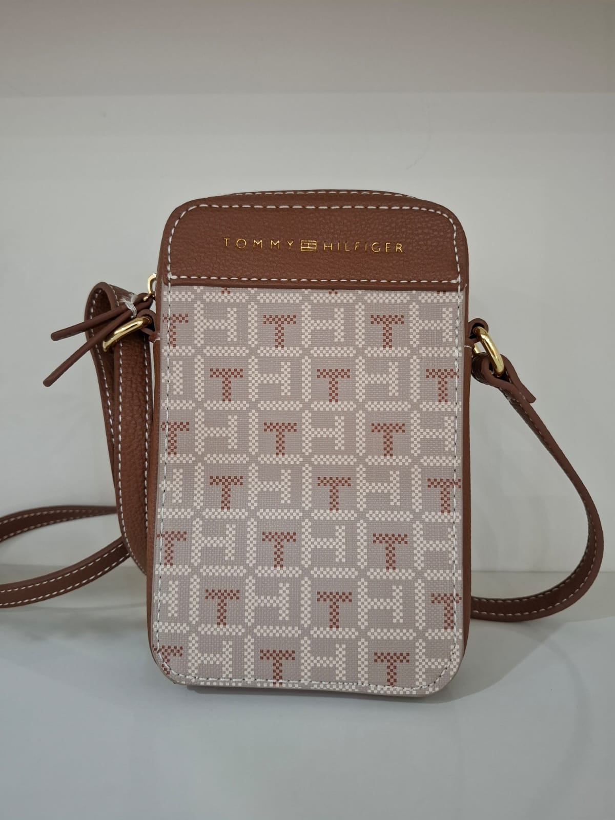 Cartera pequeña Tommy Hilfiger color marrón y beige con asas largas